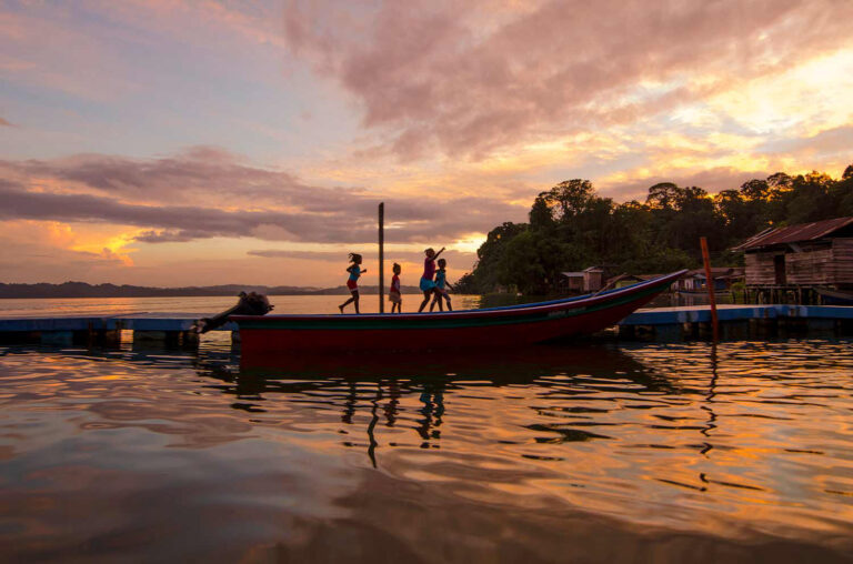 Fotografía del Atardecer en Bahía Málaga, Colombia.