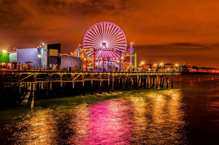 Fotografía nocturna del Muelle de Santa Mónica por Nicolas Galeano
